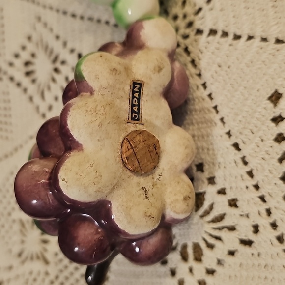 Vintage Japan Ceramic Green and Purple Grape Cluster Dainty Salt/Pepper Shakers - Picture 2 of 8